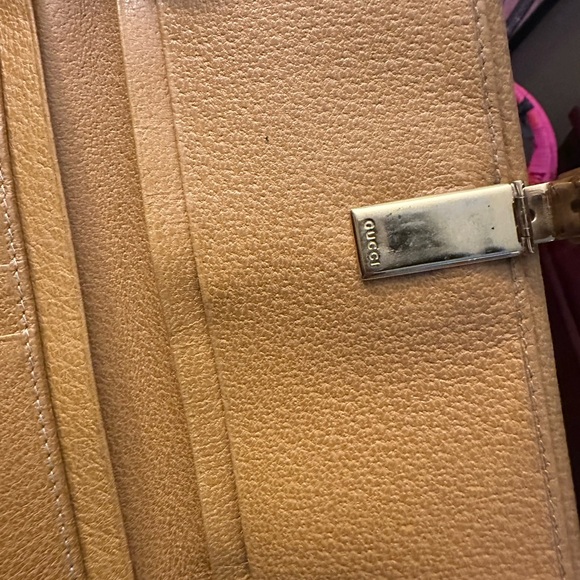 Vintage Gucci Gold Textured Leather Wallet with Metal Clasp - Picture 8 of 16